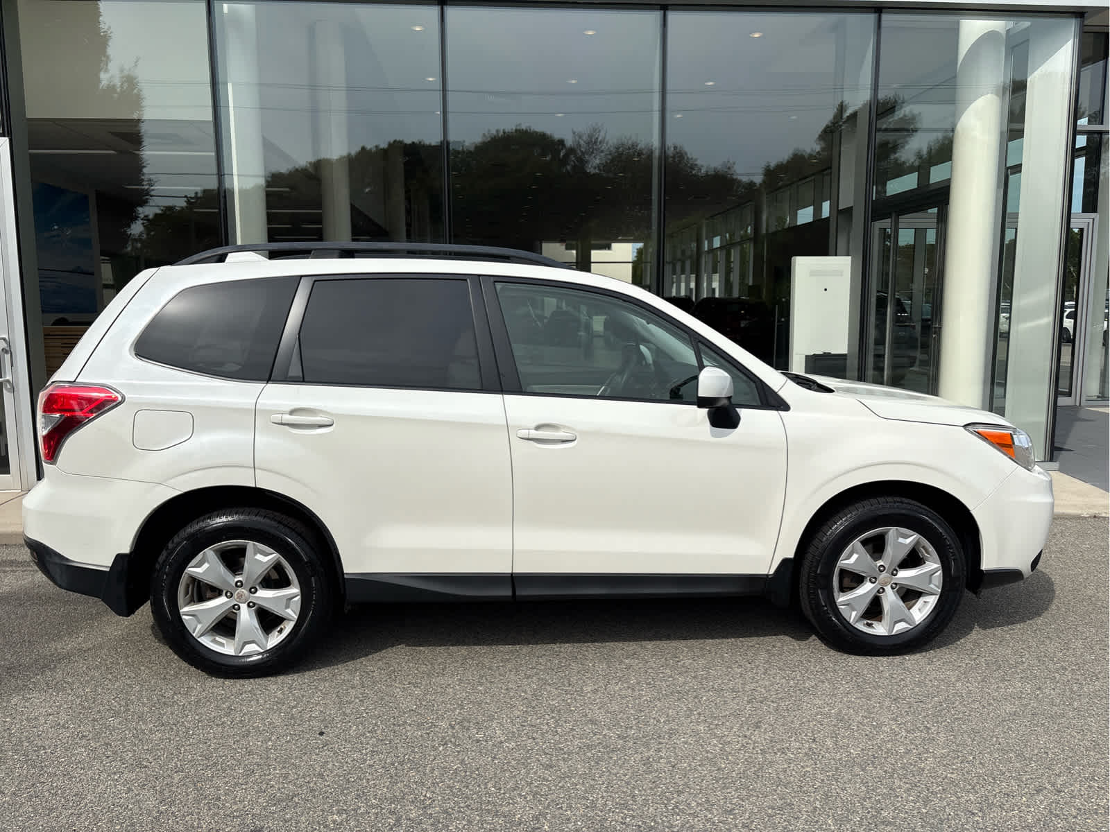 2016 Subaru Forester 2.5i Premium photo 2