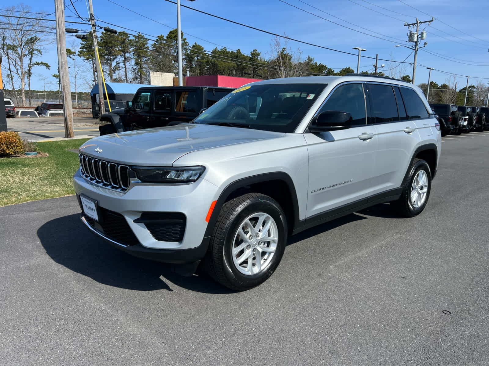 2025 Jeep Grand Cherokee Laredo X photo 3