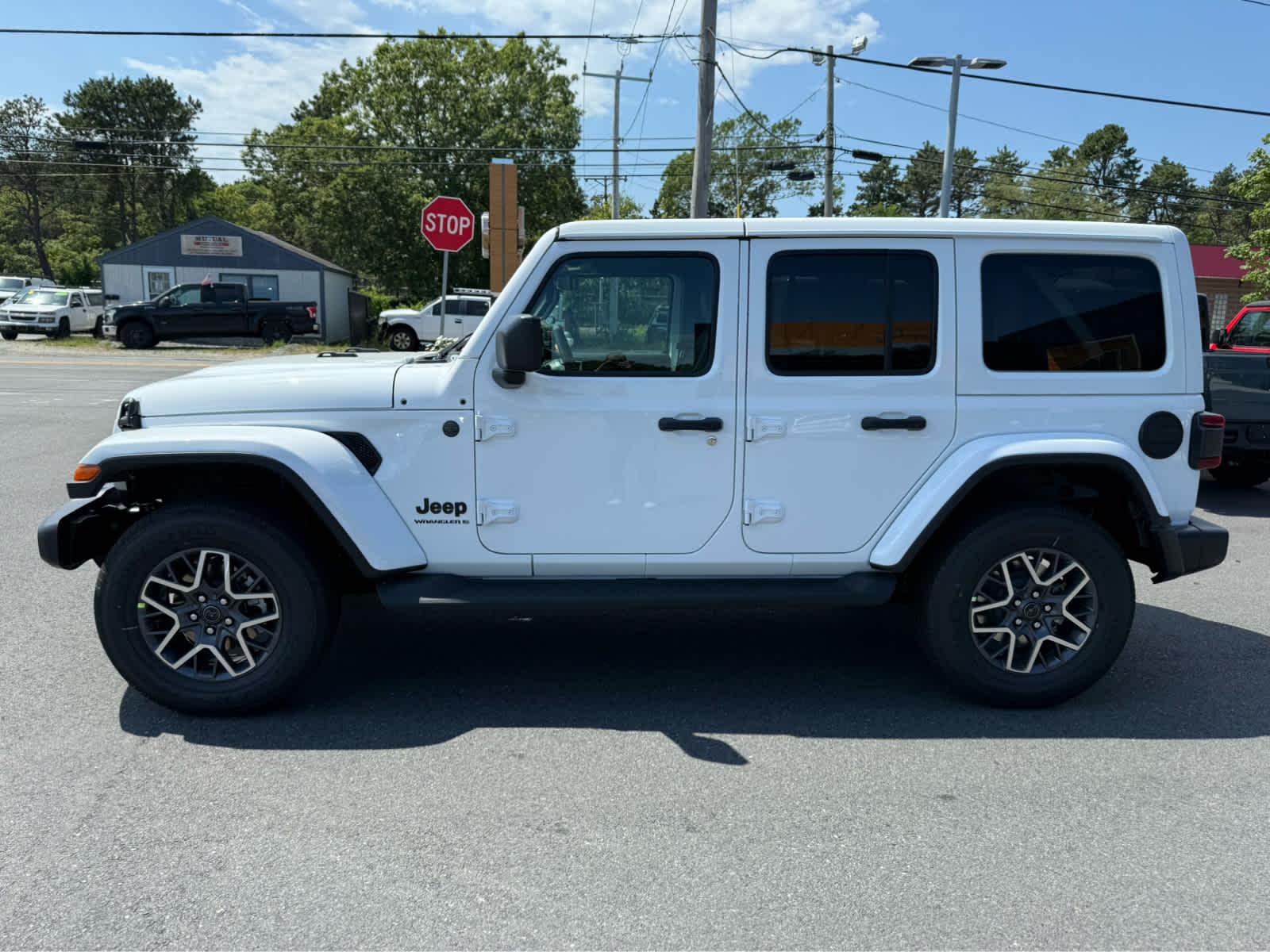 2025 Jeep Wrangler Sahara photo 3