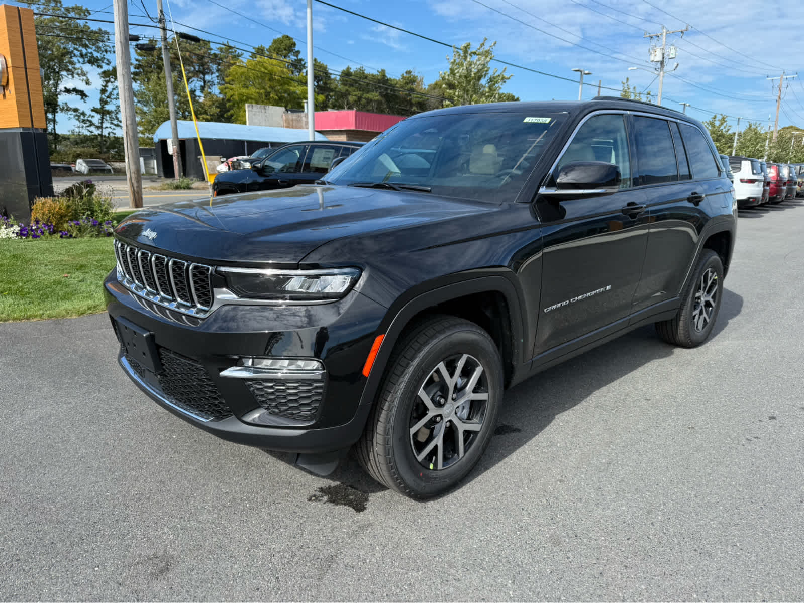 2025 Jeep Grand Cherokee Limited photo 3
