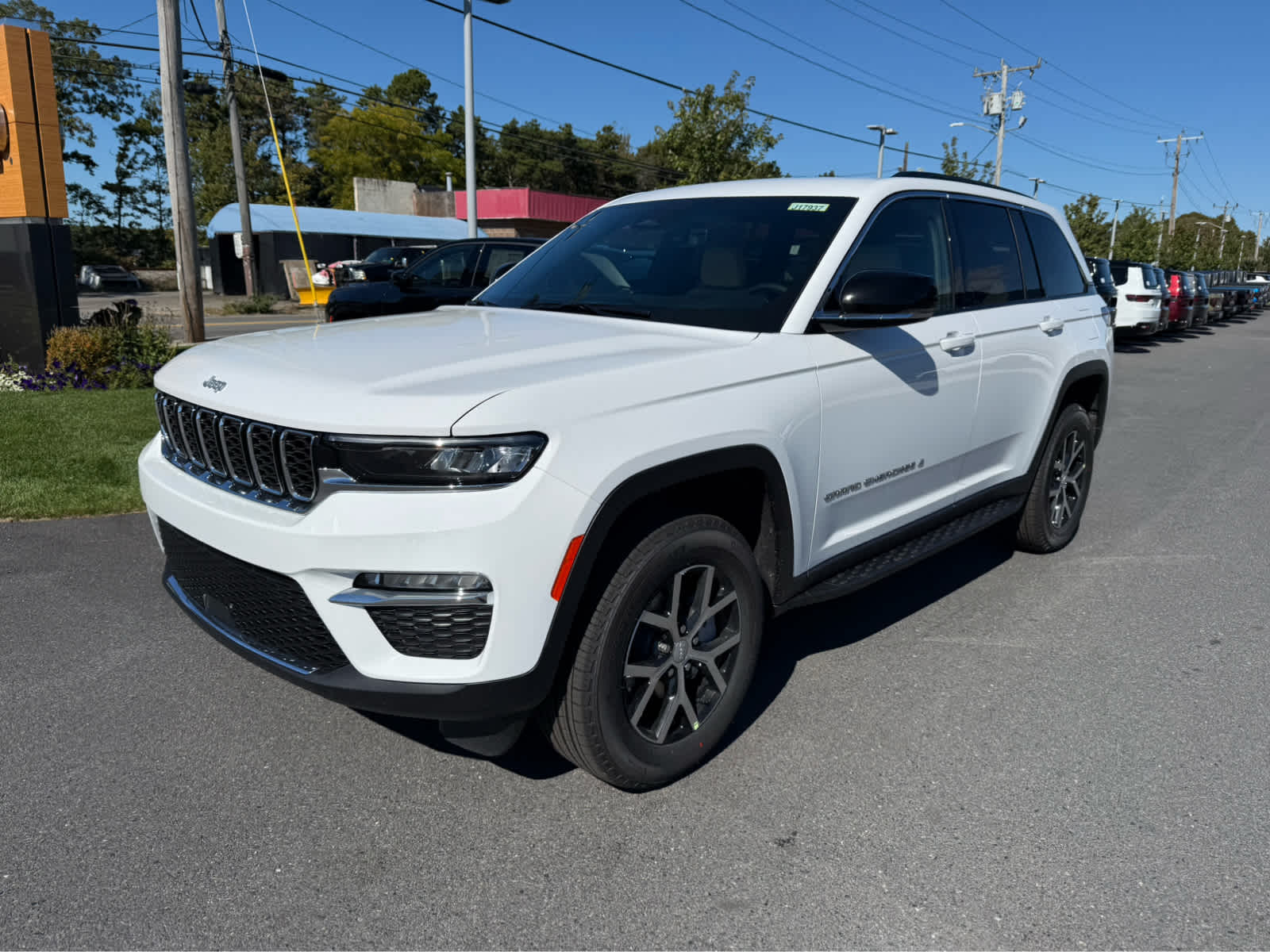 2025 Jeep Grand Cherokee Limited photo 3