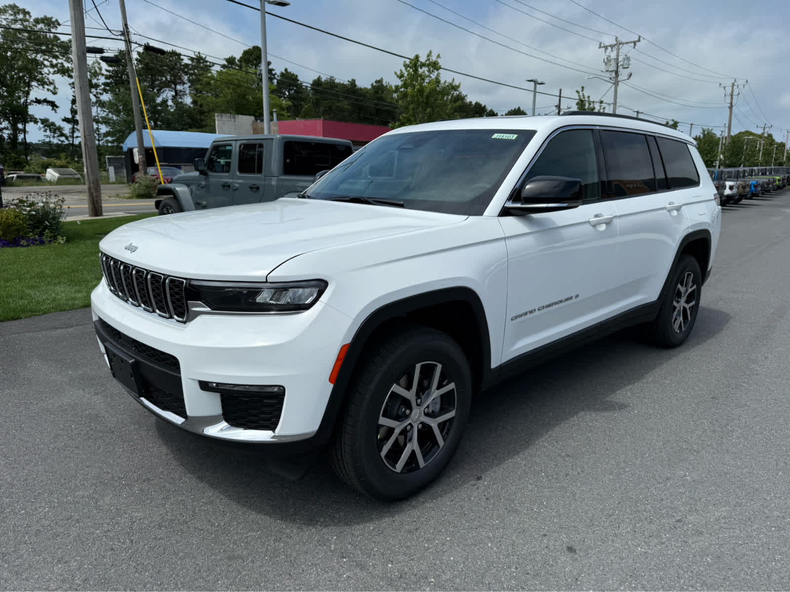 2025 Jeep Grand Cherokee Limited photo 3