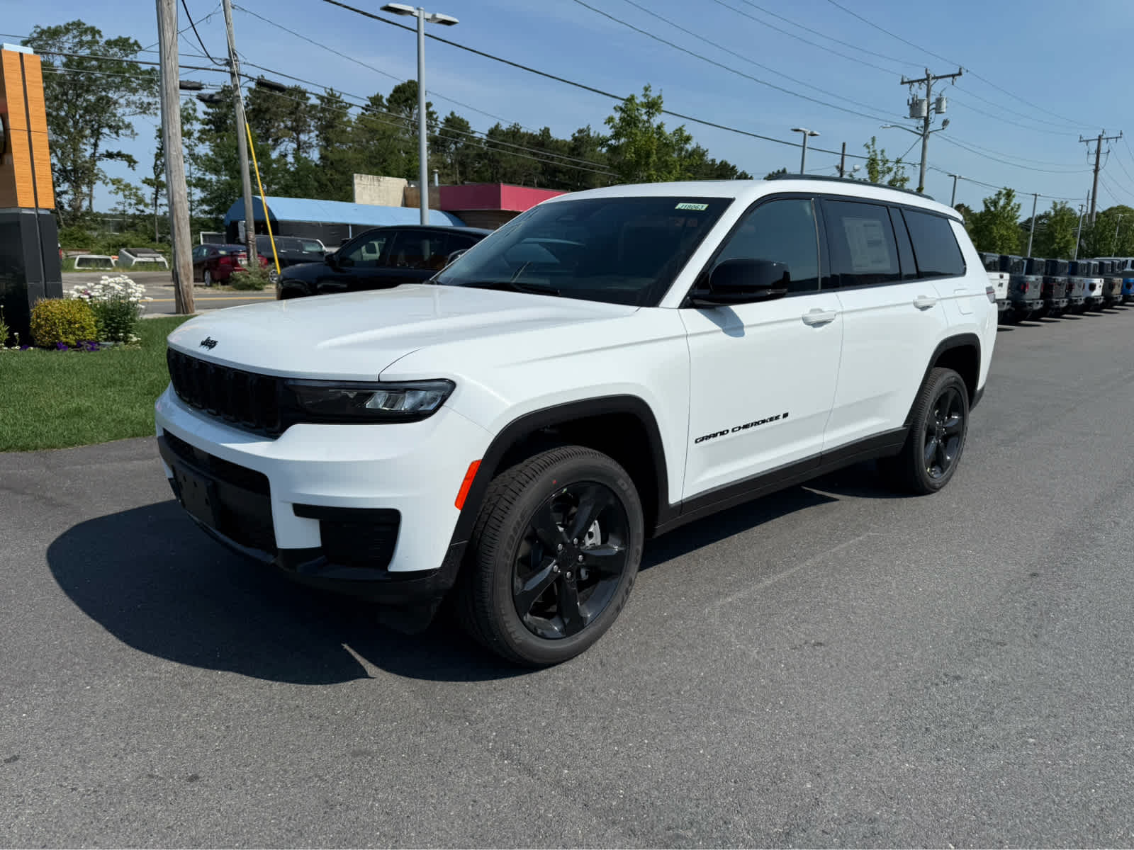 2025 Jeep Grand Cherokee Altitude photo 2