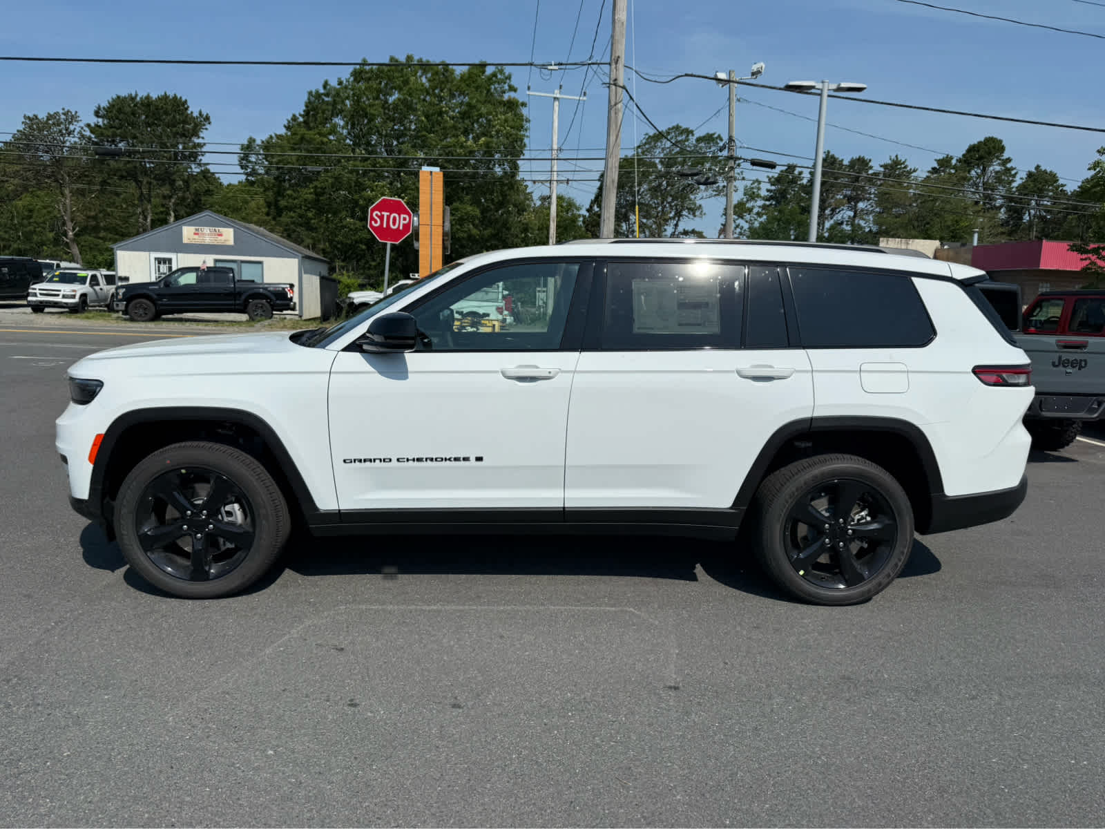2025 Jeep Grand Cherokee Altitude photo 3