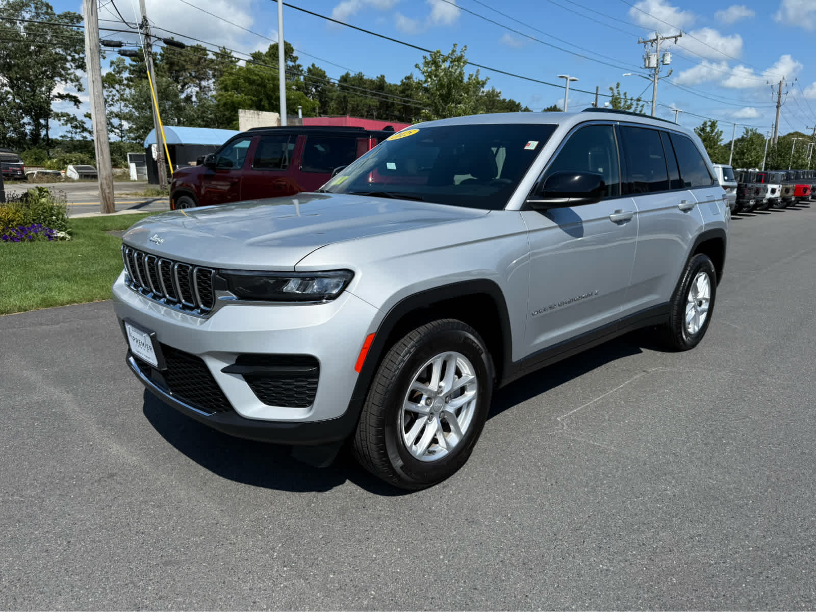 2025 Jeep Grand Cherokee Laredo X photo 2