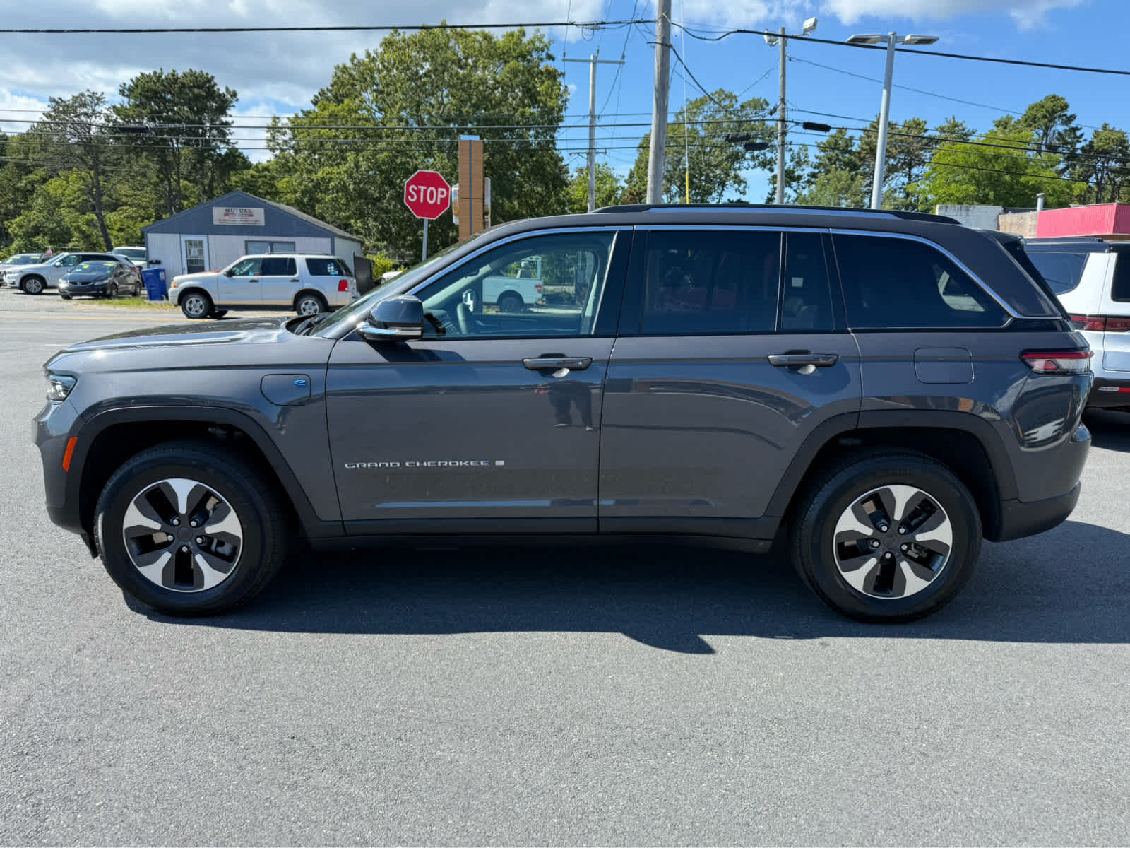 2023 Jeep Cherokee 4xe photo 3