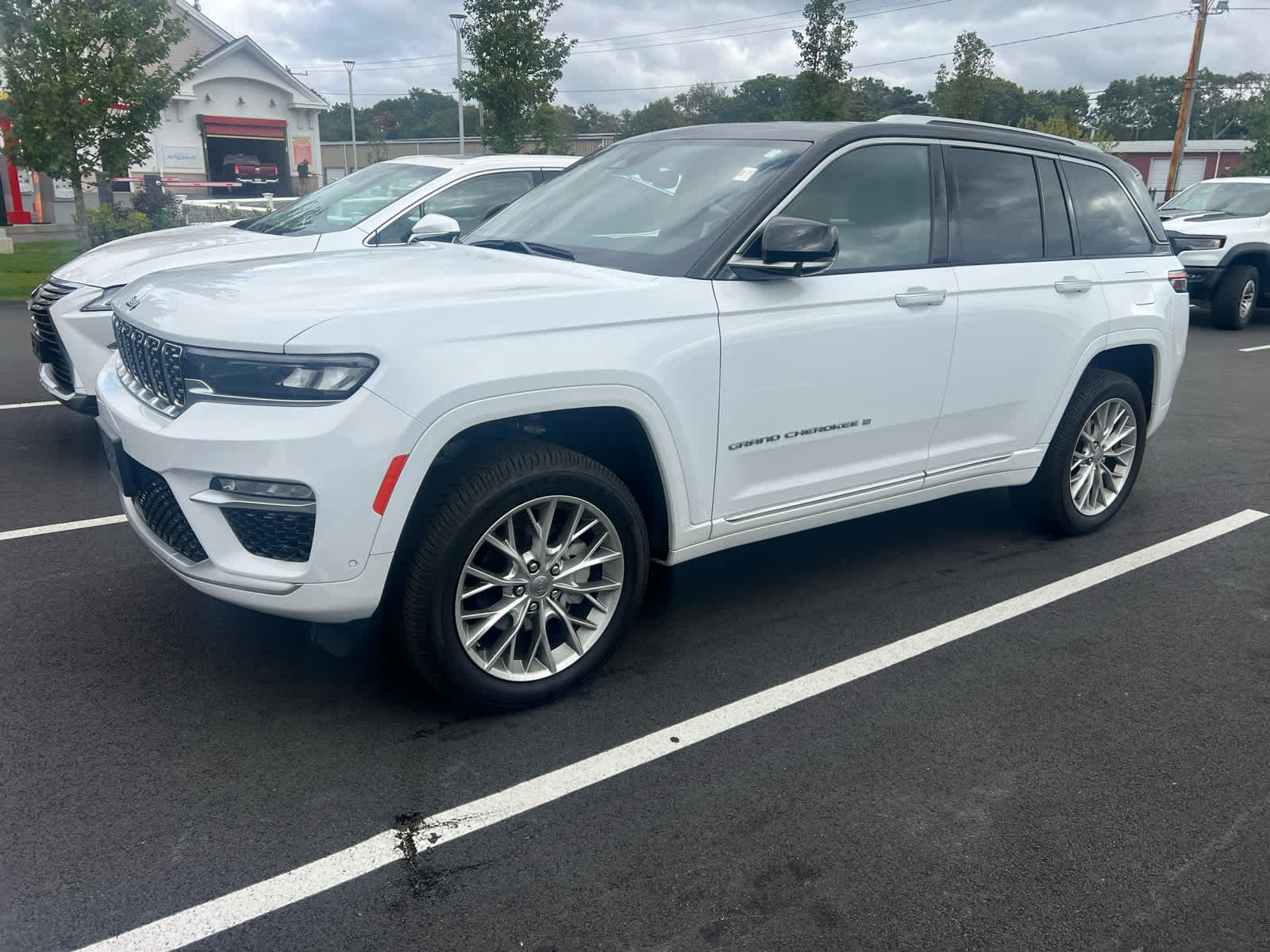 2022 Jeep Grand Cherokee Summit photo 2