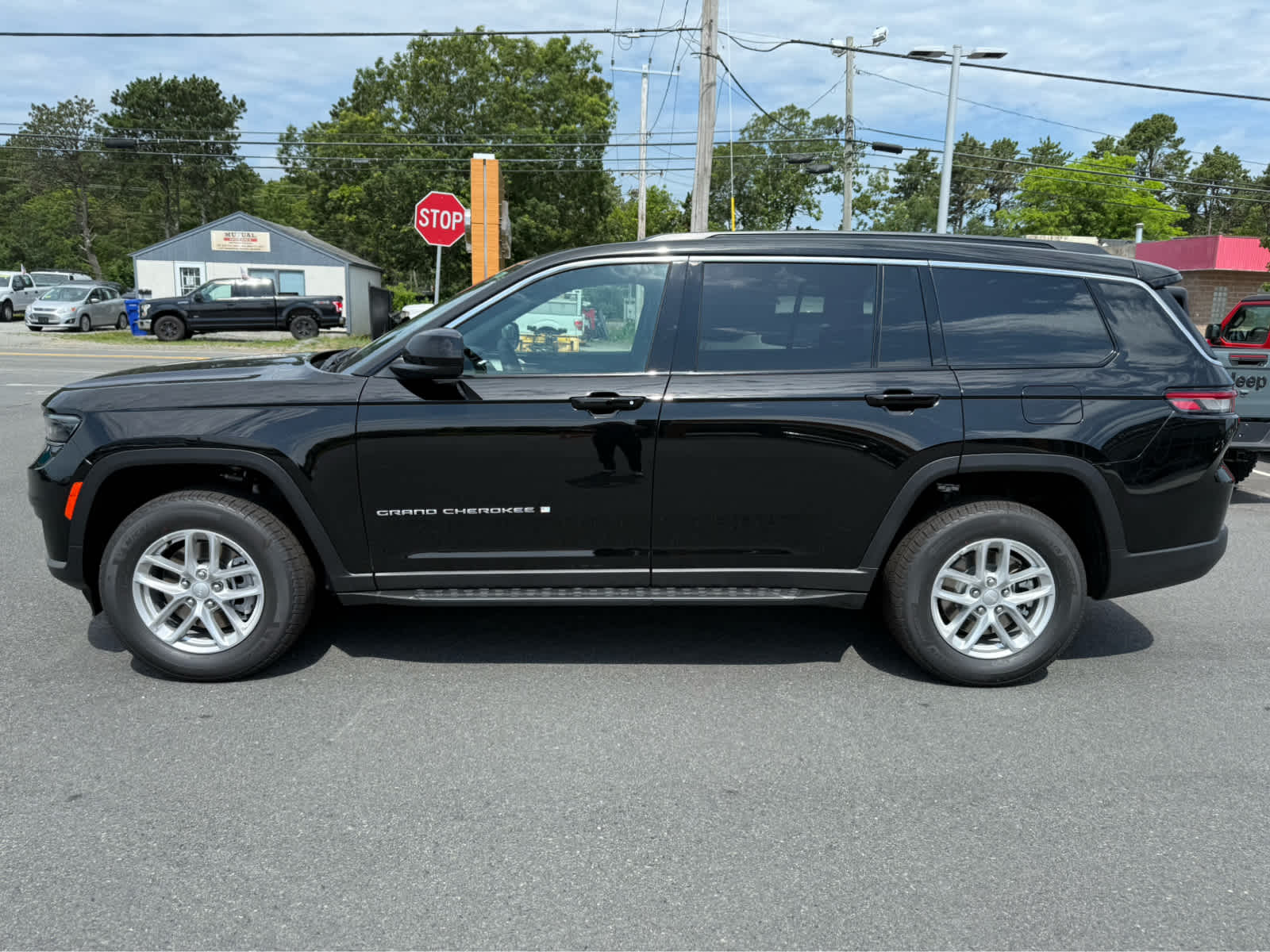 2025 Jeep Grand Cherokee Laredo photo 4