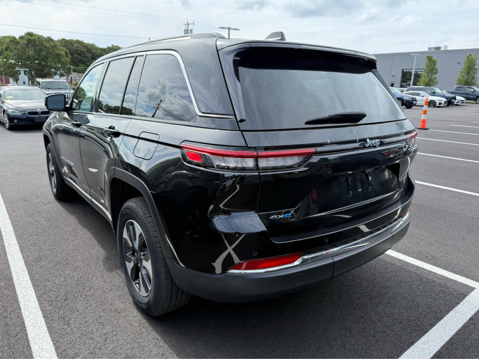 2022 Jeep Cherokee Limited 4xe photo 2