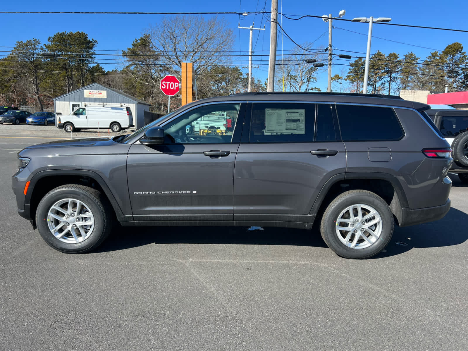 2025 Jeep Grand Cherokee Laredo photo 4