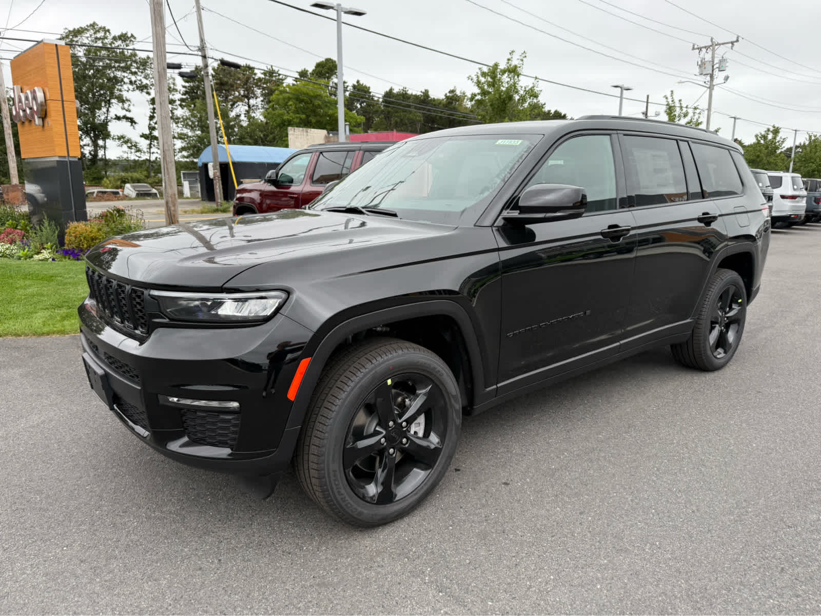 2025 Jeep Grand Cherokee Limited photo 3
