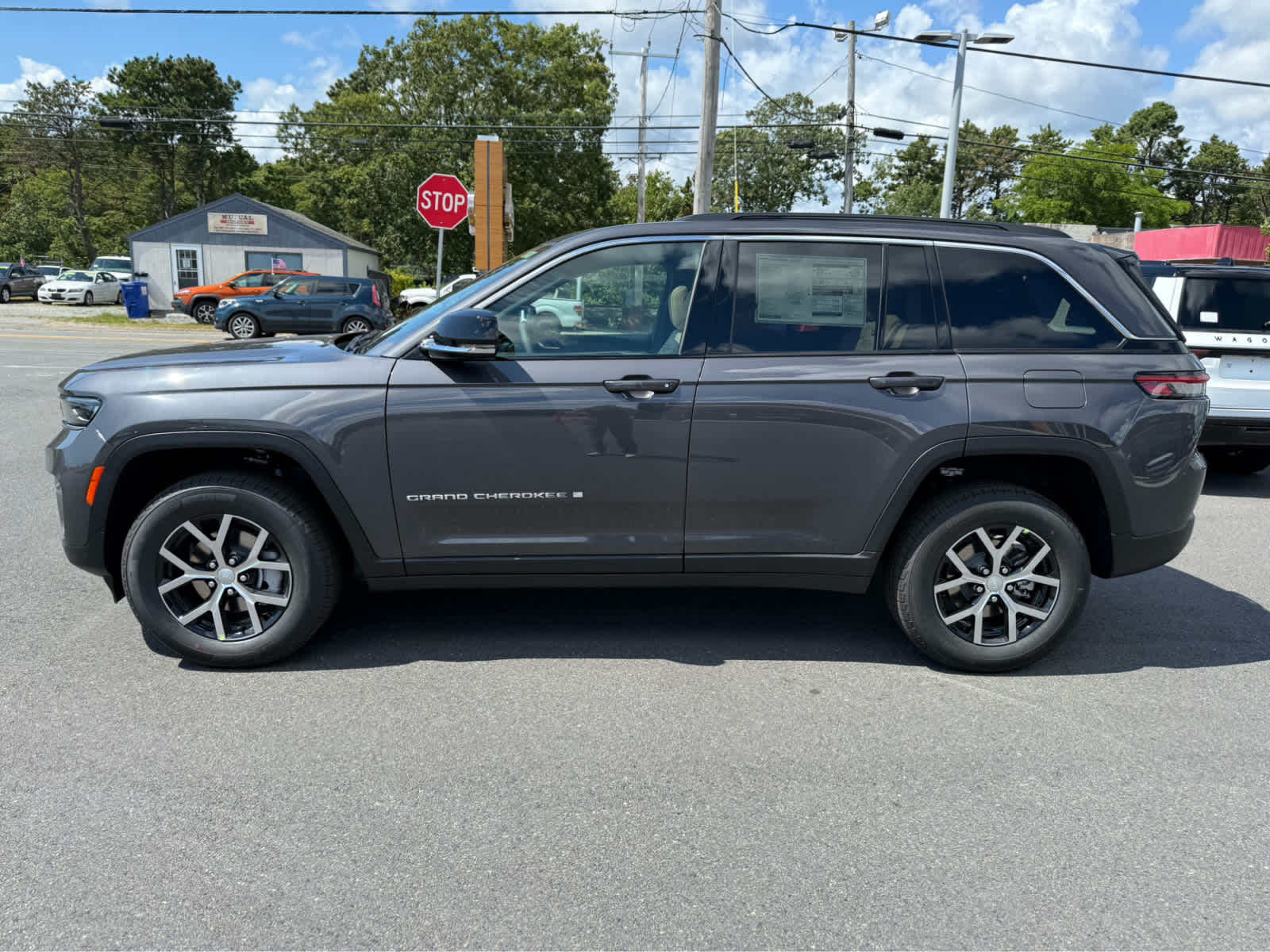 2025 Jeep Grand Cherokee Limited photo 2