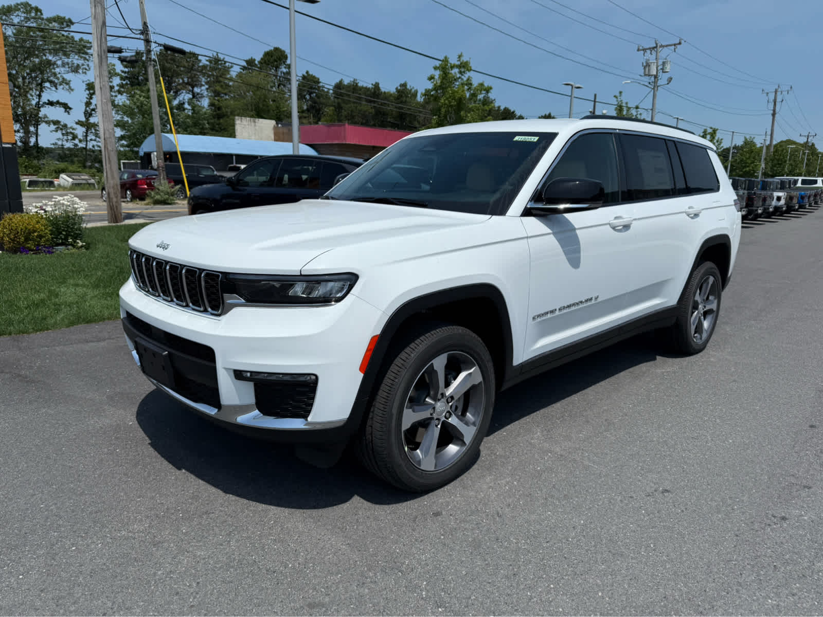 2025 Jeep Grand Cherokee Limited photo 3
