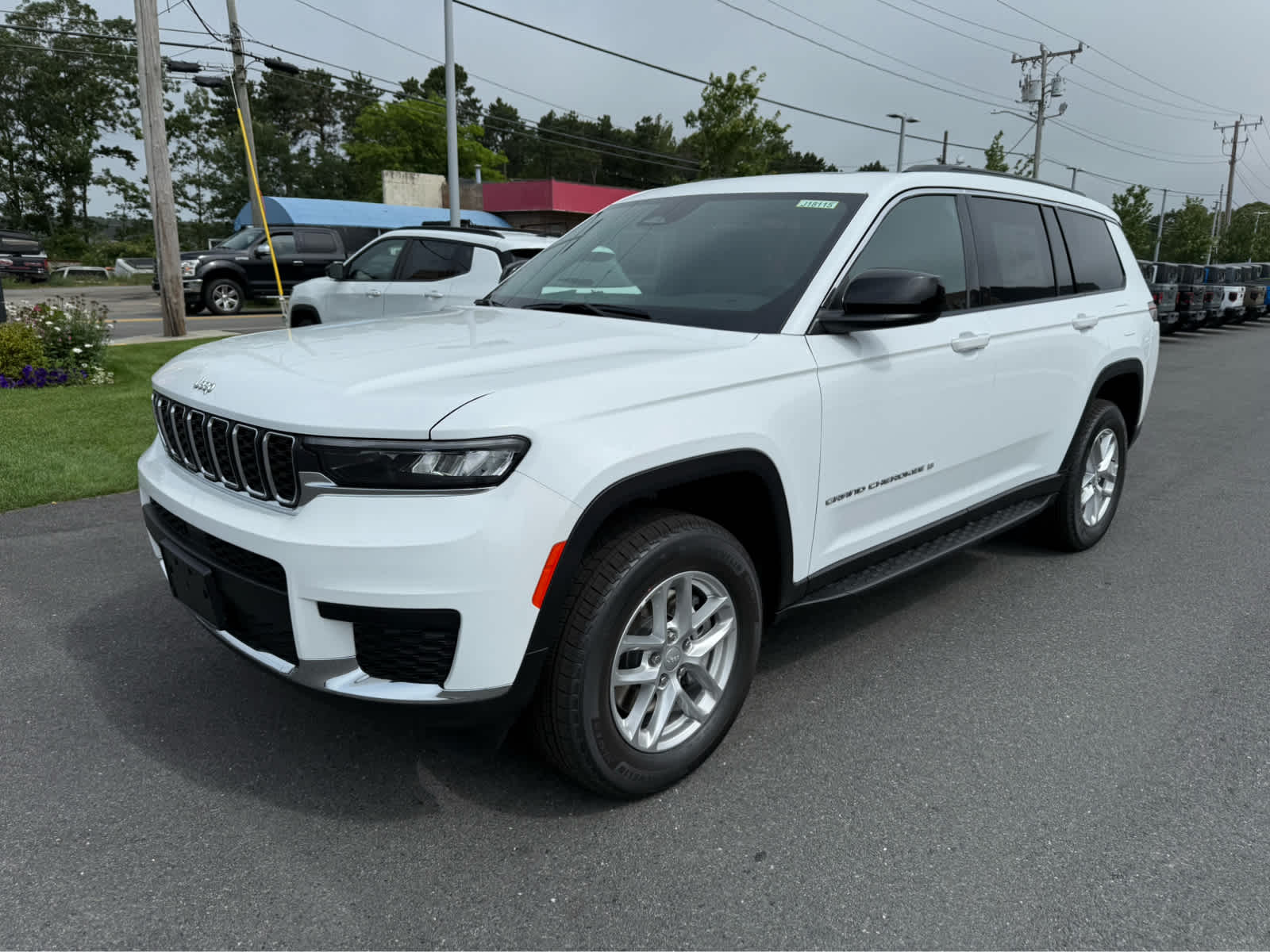 2025 Jeep Grand Cherokee Laredo photo 3