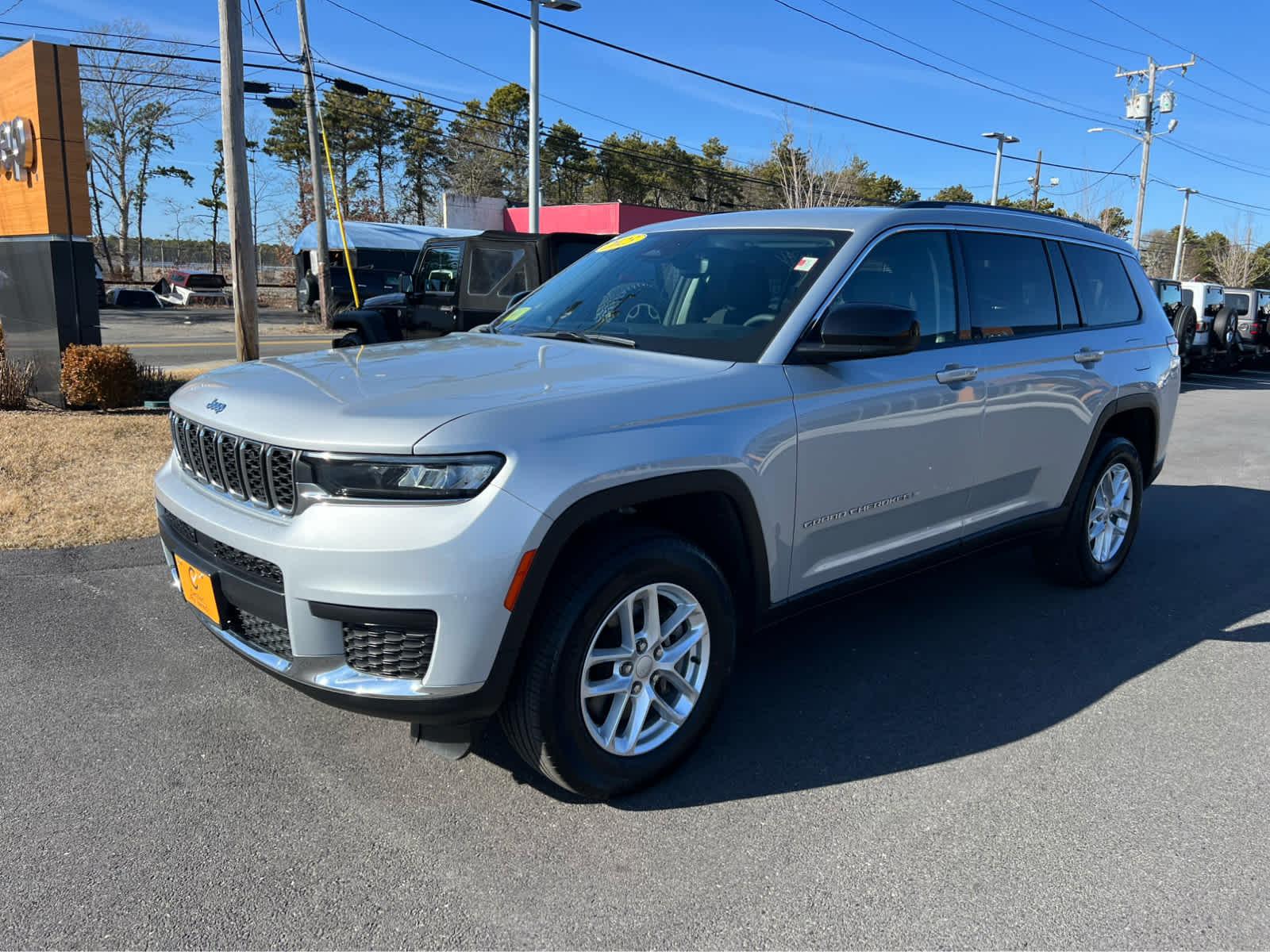 2023 Jeep Grand Cherokee Laredo photo 3