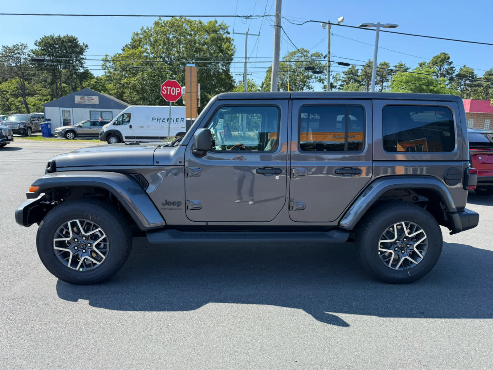 2025 Jeep Wrangler Sahara photo 4