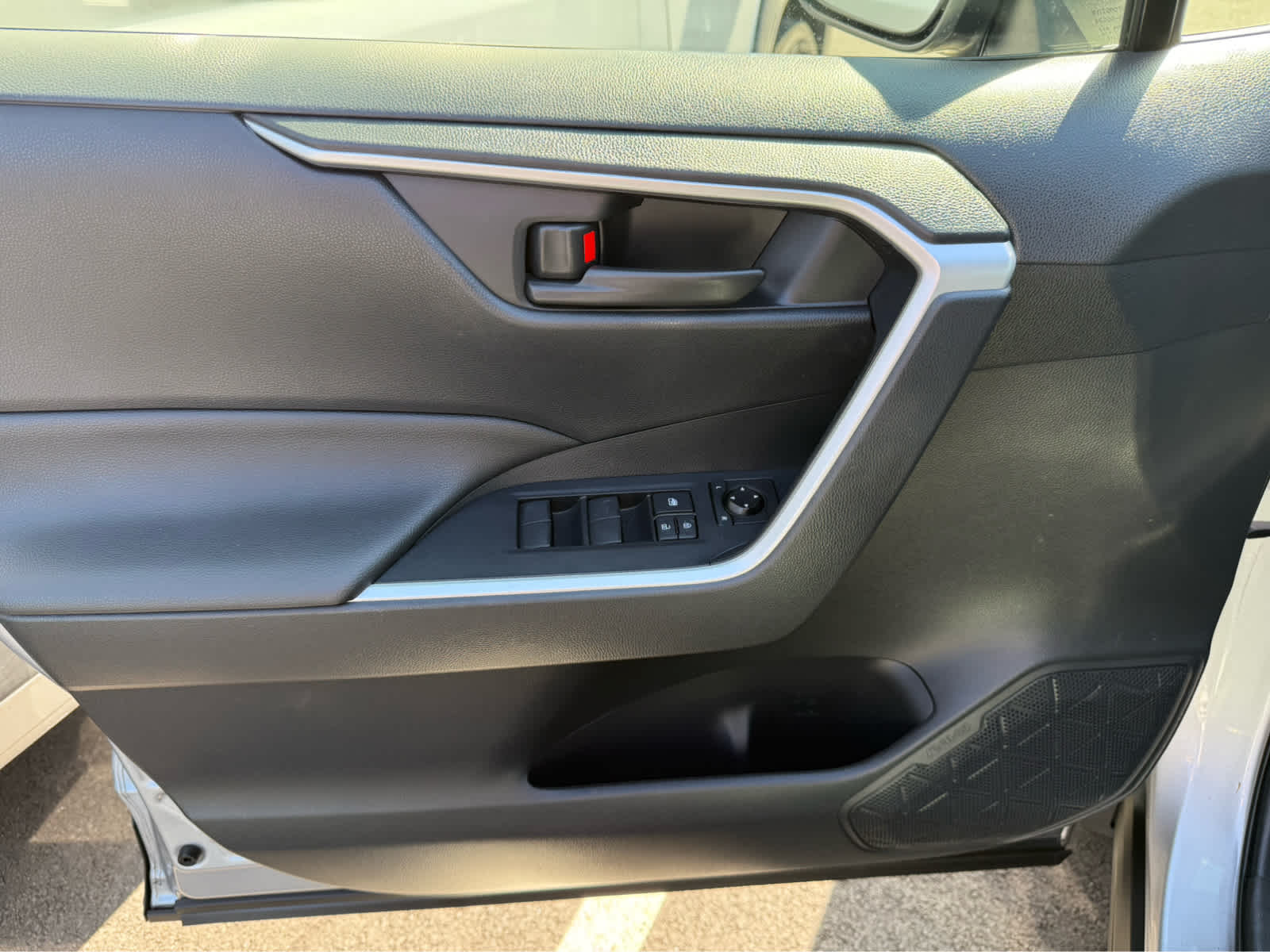 2019 Toyota RAV4 Hybrid LE photo 2
