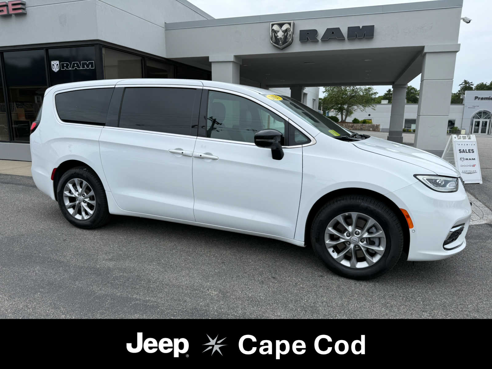 2026 Chrysler Pacifica Select AWD's photo
