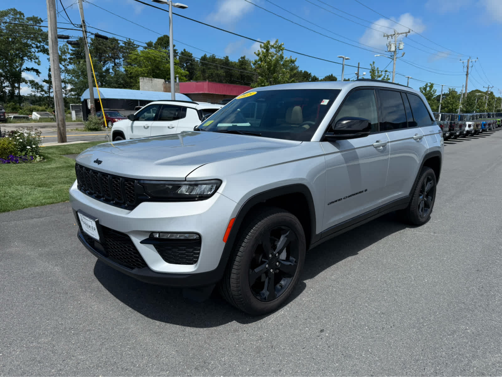 2025 Jeep Grand Cherokee Limited photo 3