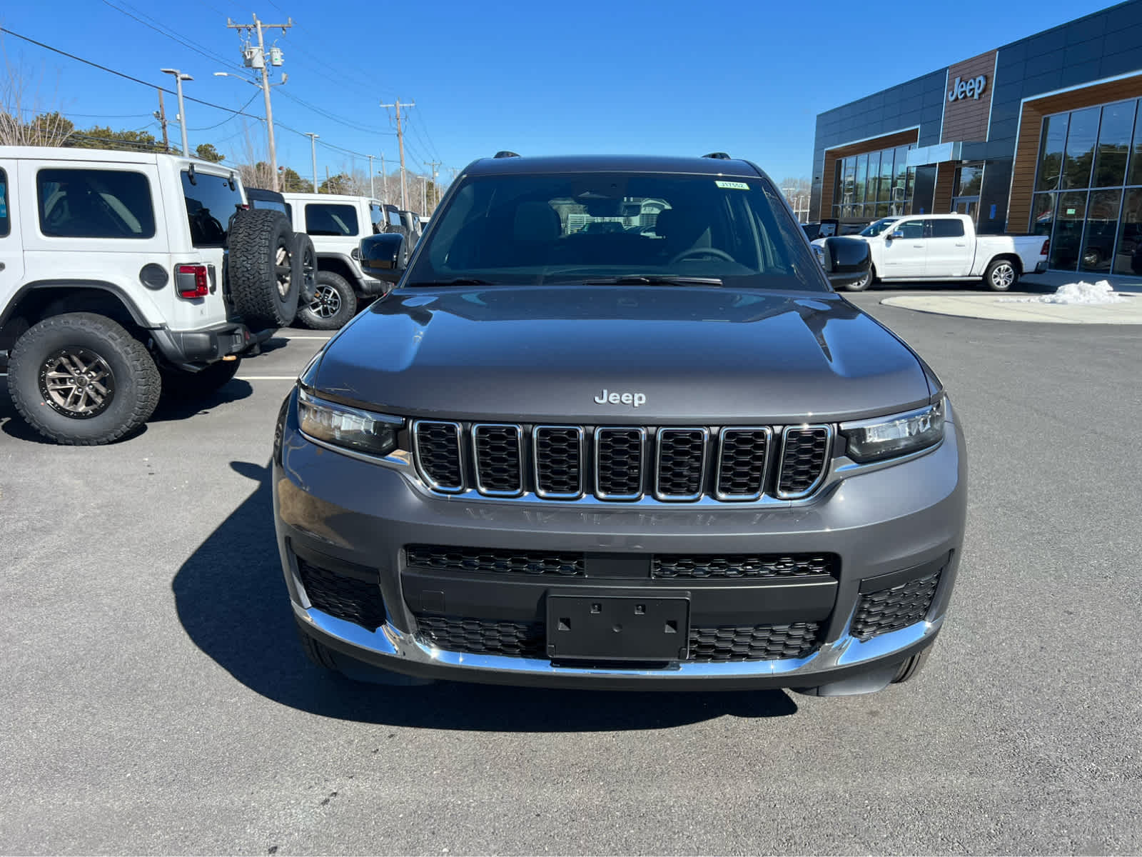 2025 Jeep Grand Cherokee Laredo photo 2