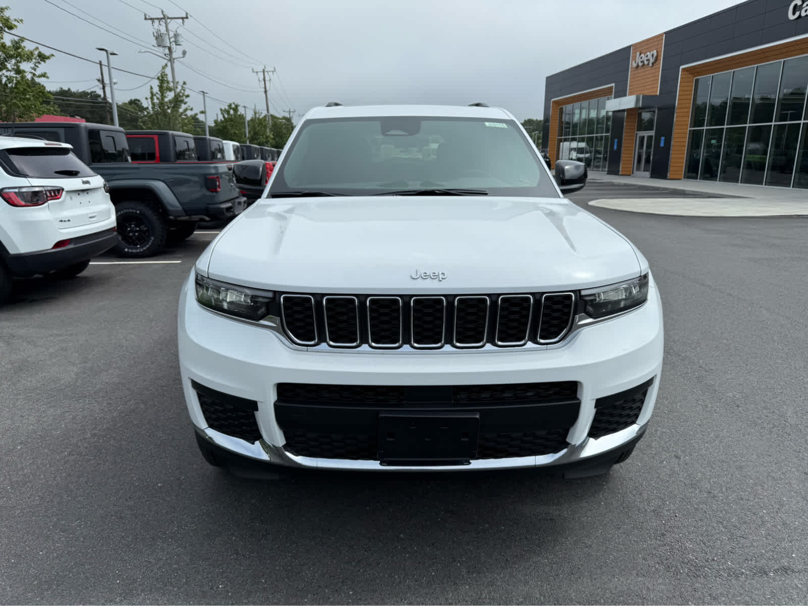 2025 Jeep Grand Cherokee Laredo photo 2