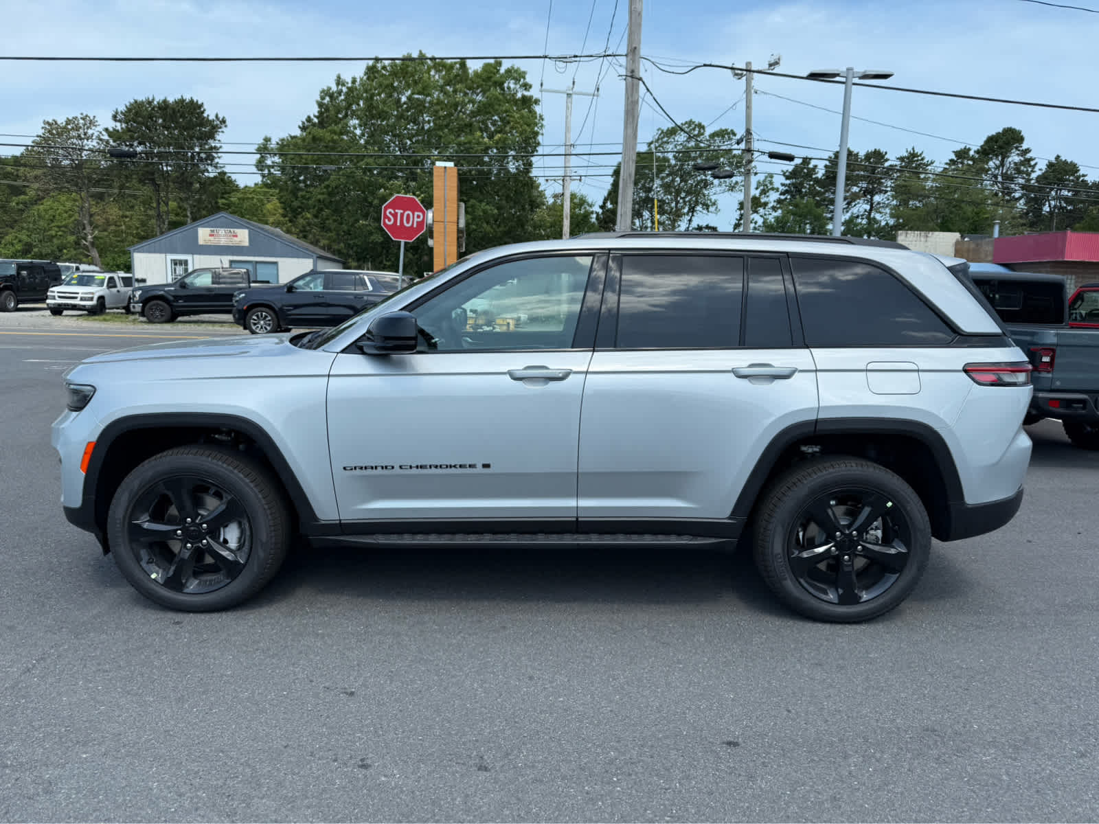 2025 Jeep Grand Cherokee Limited photo 2