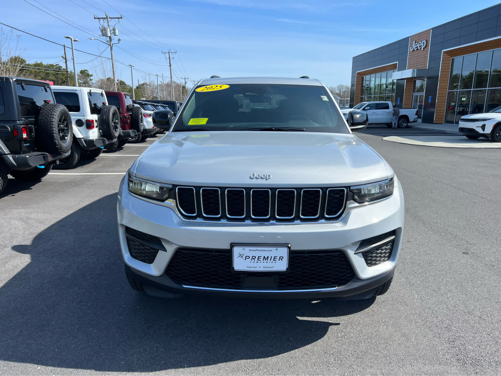 2025 Jeep Grand Cherokee Laredo X photo 2