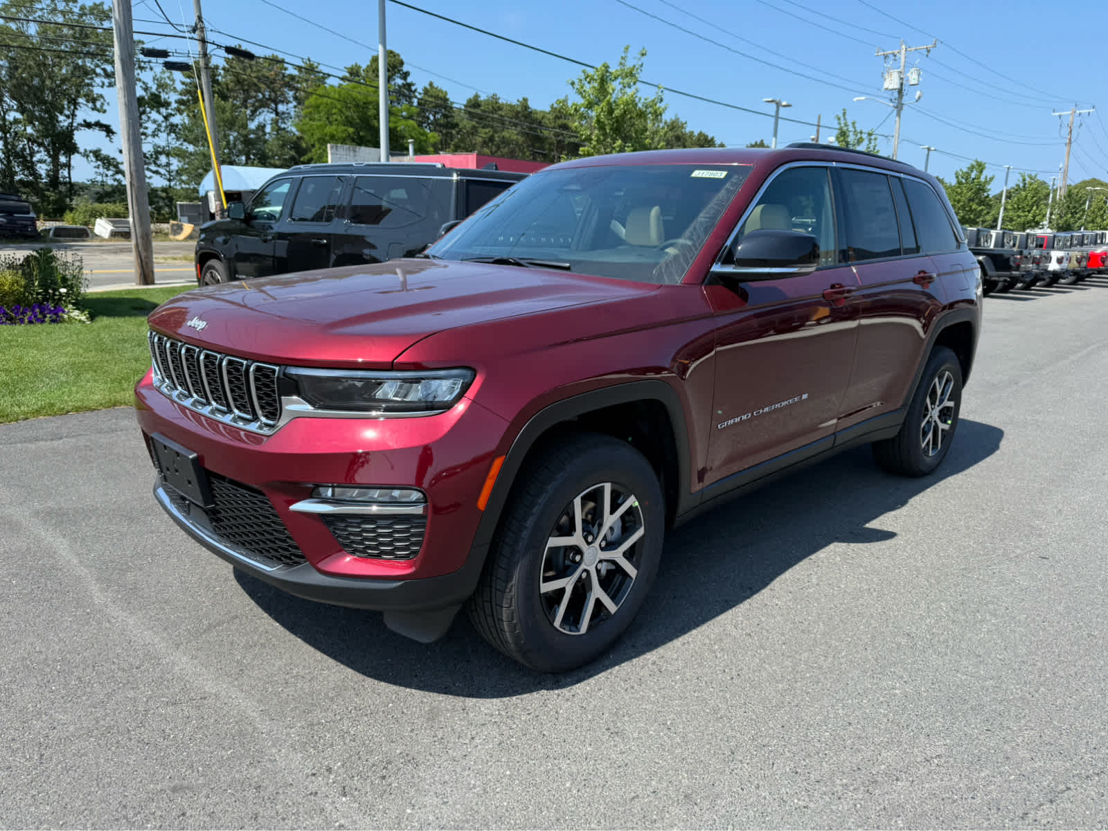 2025 Jeep Grand Cherokee Limited photo 3
