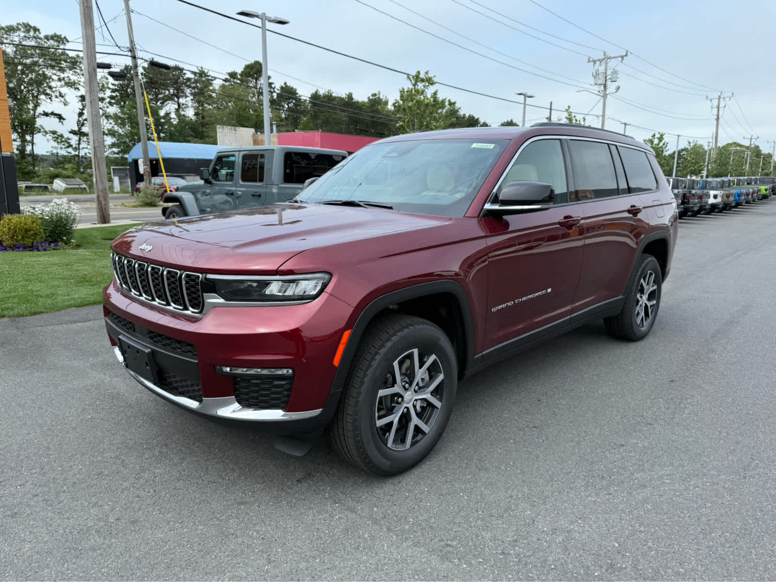 2025 Jeep Grand Cherokee Limited photo 3