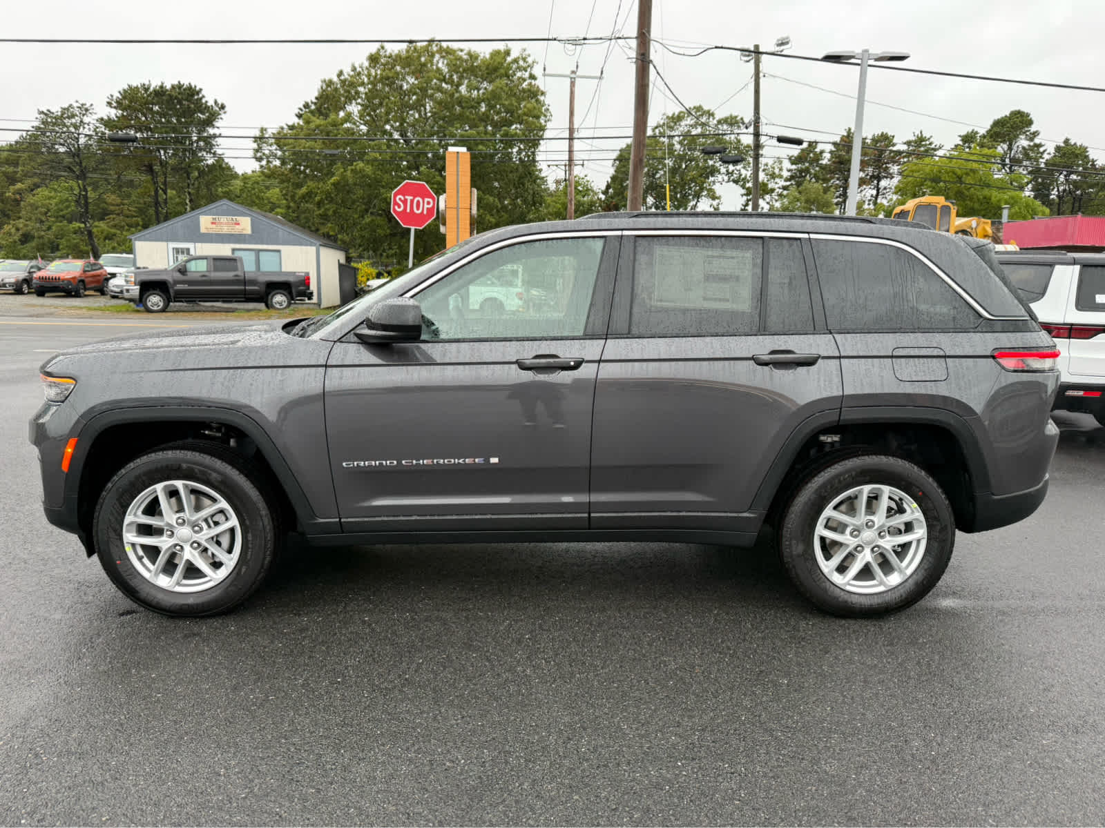 2025 Jeep Grand Cherokee Laredo photo 3