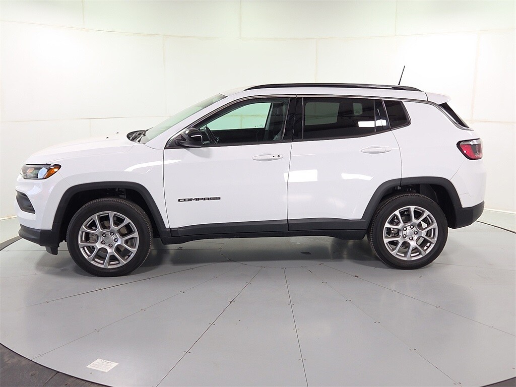 2022 Jeep Compass Latitude Lux photo 3