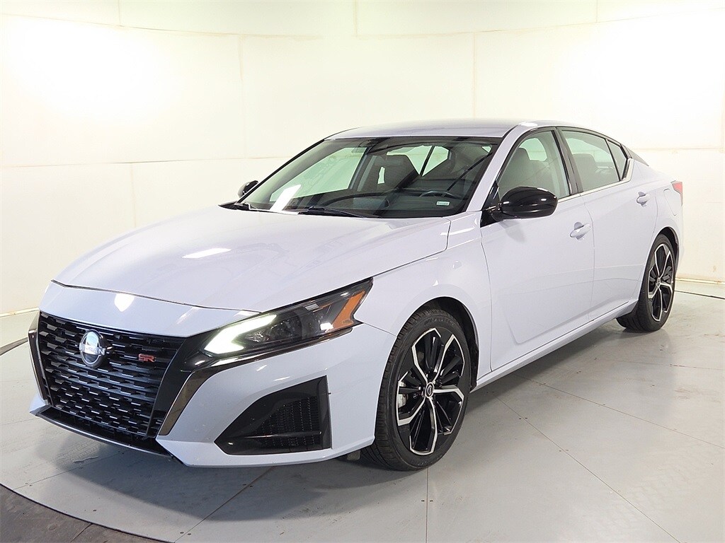 2024 Nissan Altima 2.5 SR photo 2