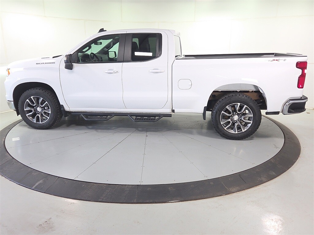 2023 Chevrolet Silverado 1500 LT photo 3