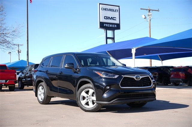 2024 Toyota Highlander LE's photo