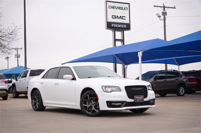 2023 Chrysler 300 S's photo