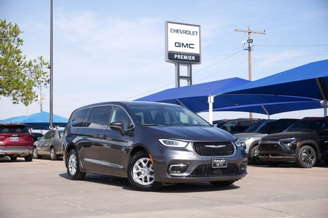 2023 Chrysler Pacifica Touring L's photo