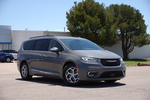 2023 Chrysler Pacifica Limited's photo