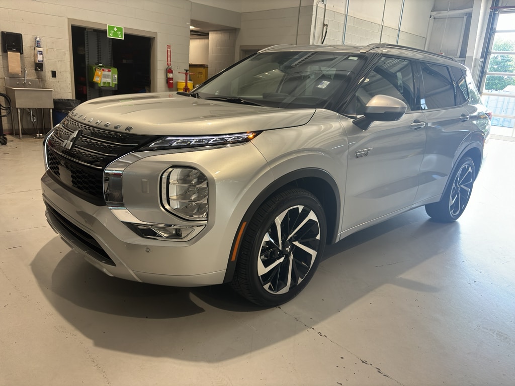 2025 Mitsubishi Outlander Plug-in Hybrid SEL S-AWC's photo