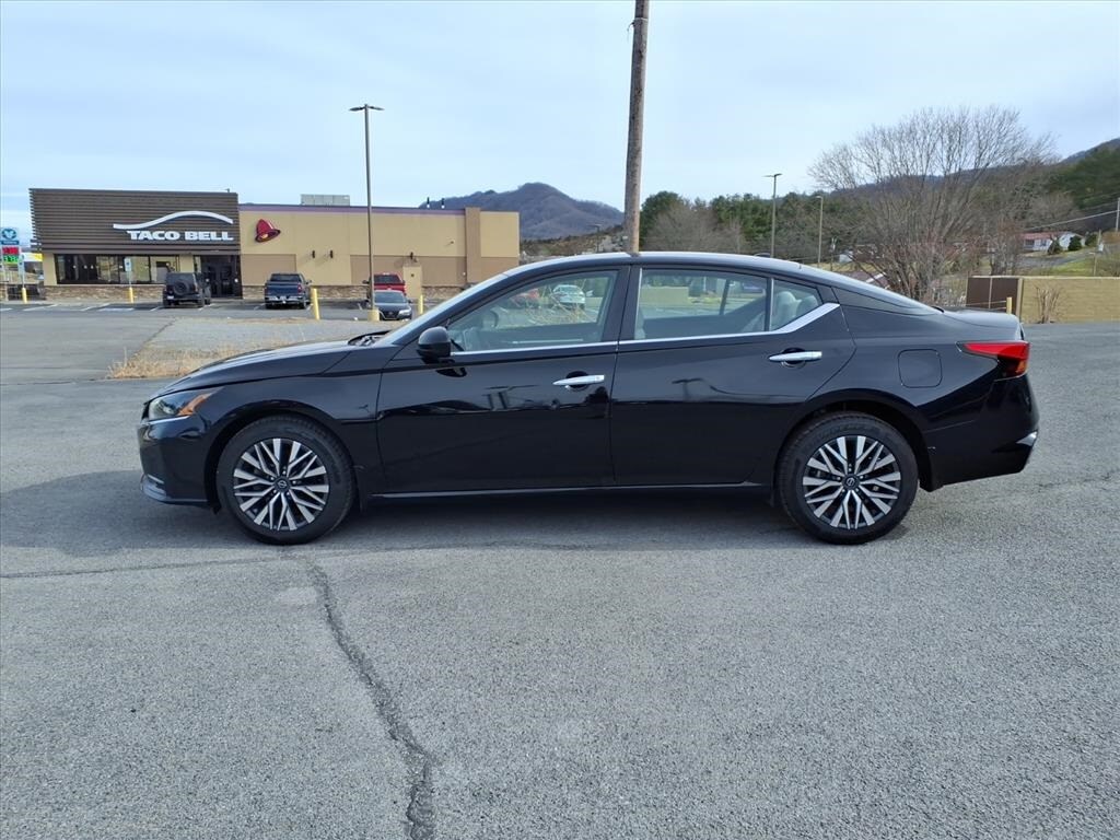 Used 2023 Nissan Altima 2.5 SV Sedan