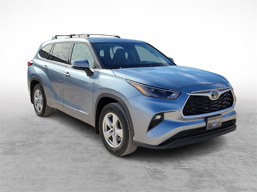 2022 Toyota Highlander LE's photo