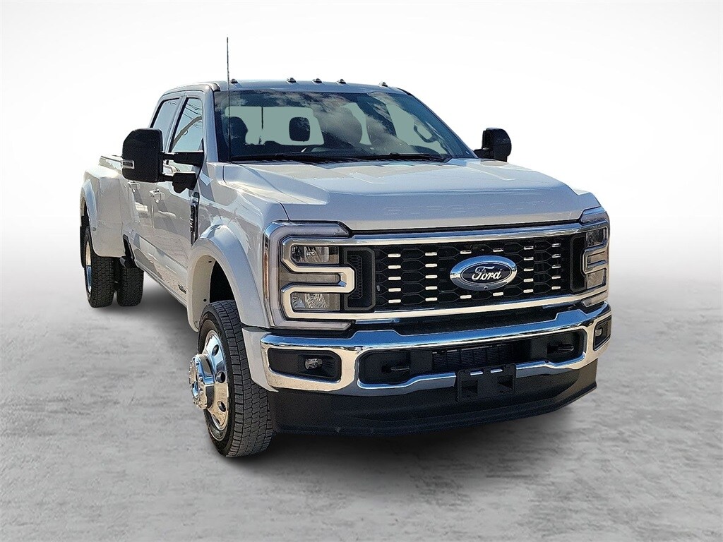 2026 Ford F-450 Lariat photo 2