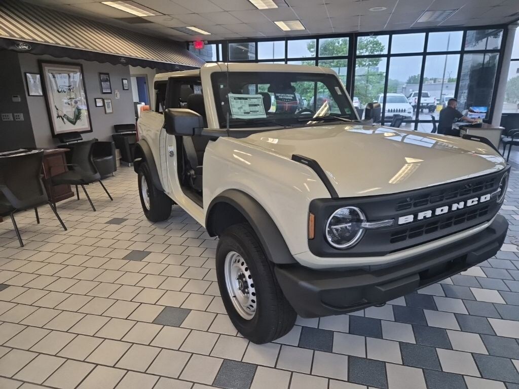 New 2025 Ford Bronco Base SUV