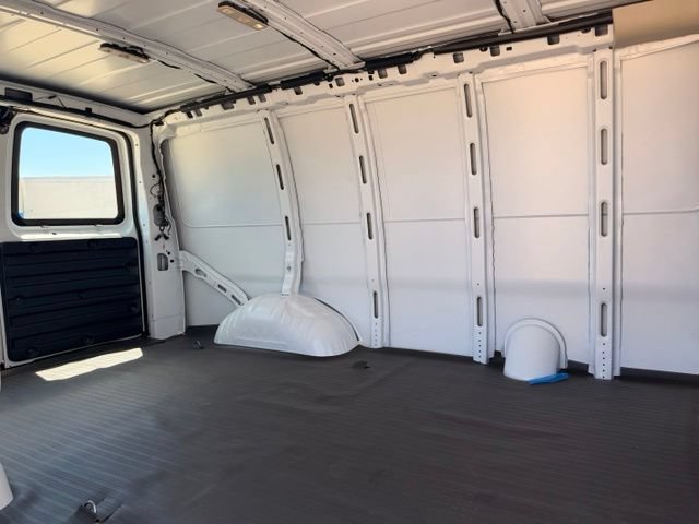 2025 GMC Savana Cargo Work Van - Photo 18