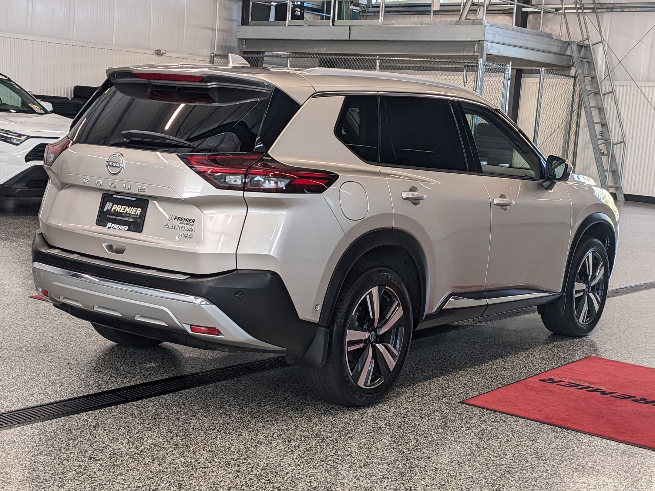 2022 Nissan Rogue Platinum photo 2