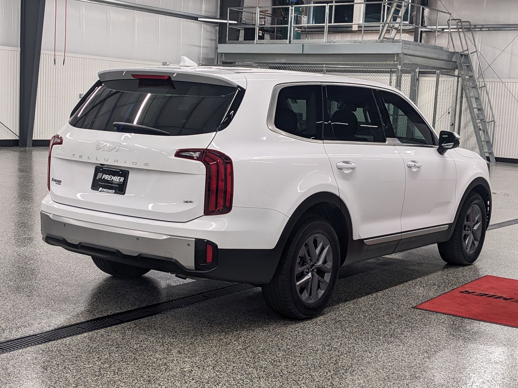 2023 Kia Telluride LX photo 2