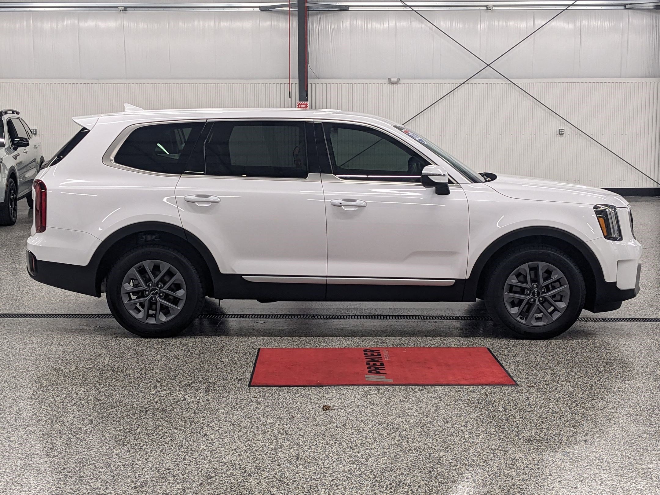 2023 Kia Telluride LX photo 2