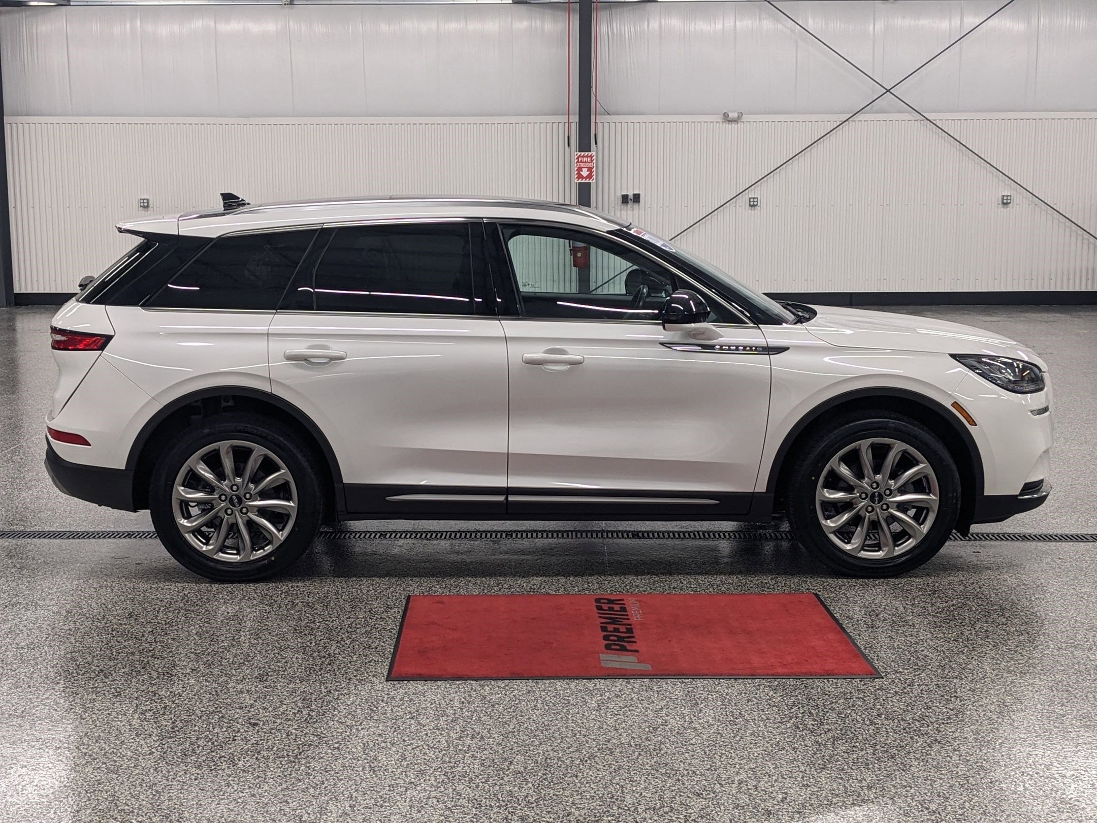 2020 Lincoln Corsair Standard photo 2