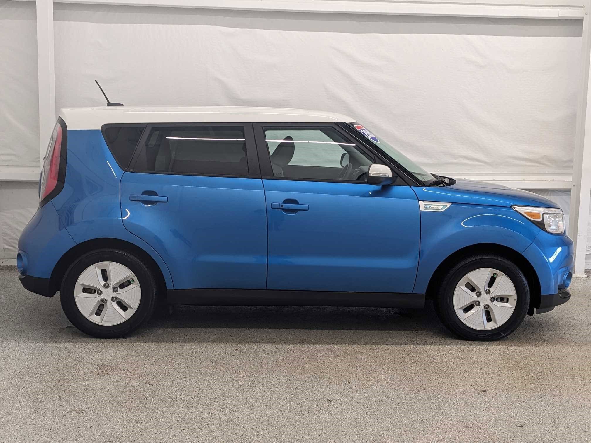 Used 2016 Kia Soul EV with VIN KNDJP3AE0G7014090 for sale in Branford, CT