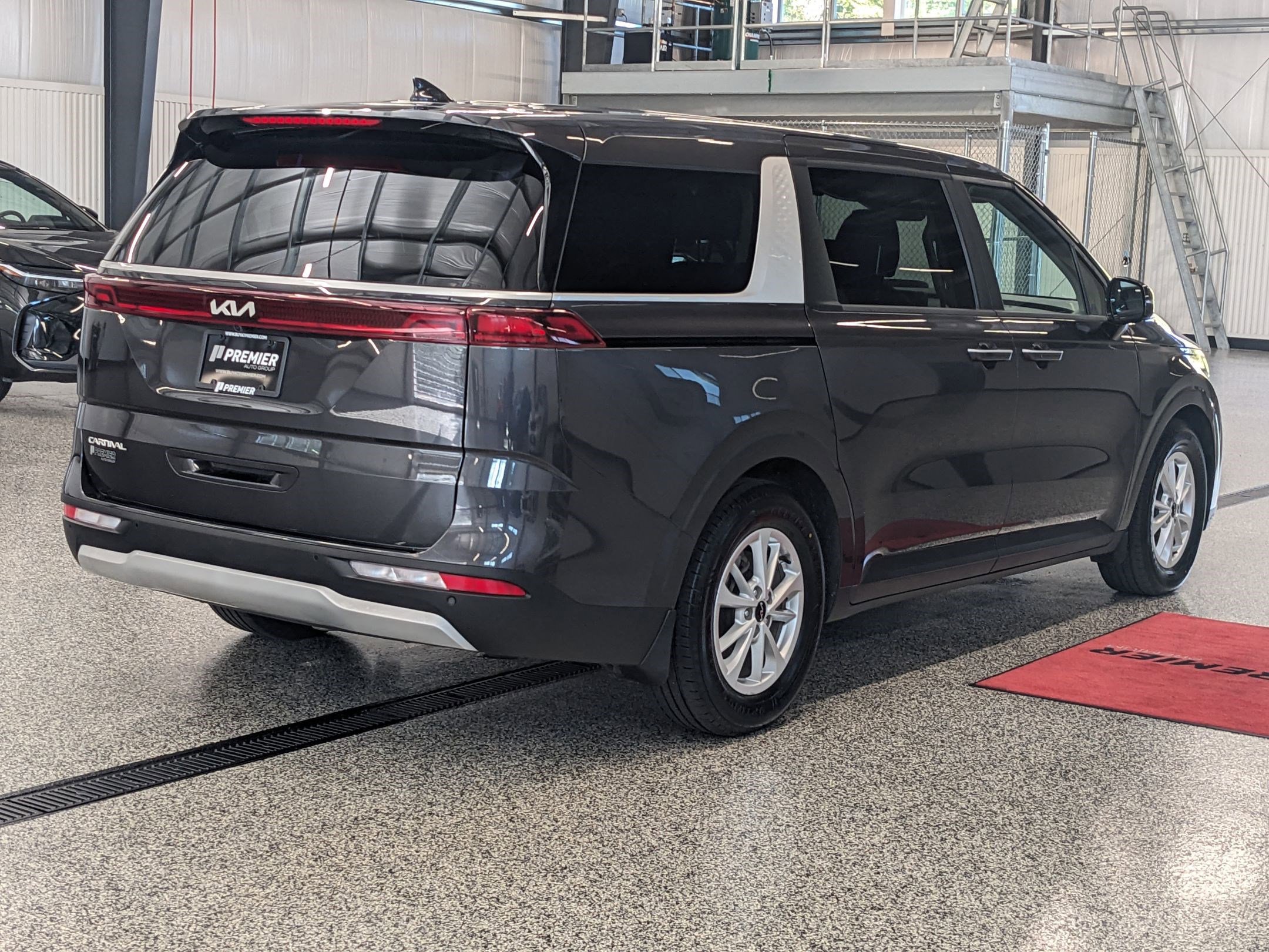 2023 Kia Carnival LX photo 3