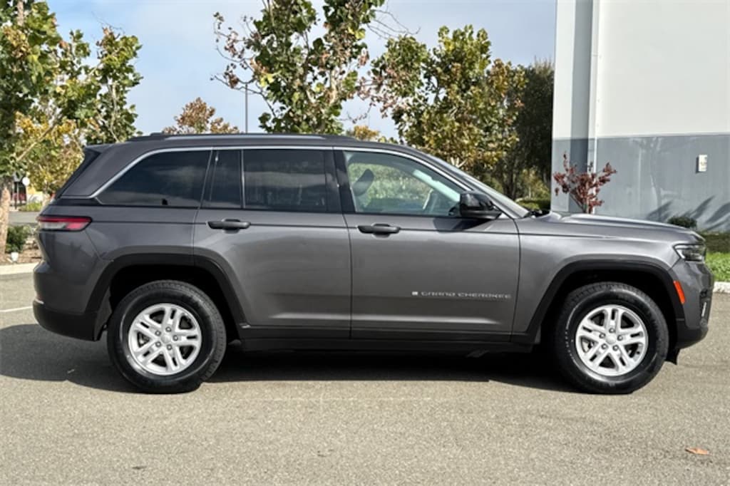 Used 2023 Jeep Grand Cherokee Laredo SUV